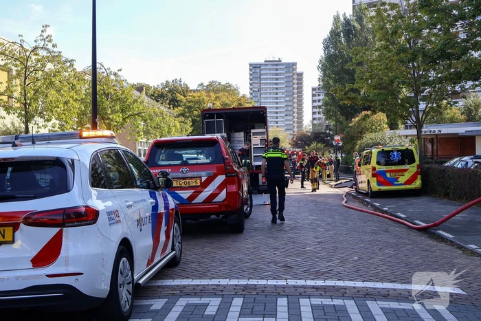 Explosie in flatwoning, grote brandweerinzet