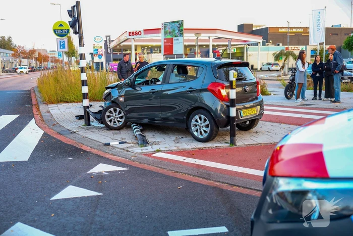 Bestuurder vlucht na ongeval met hoge snelheid