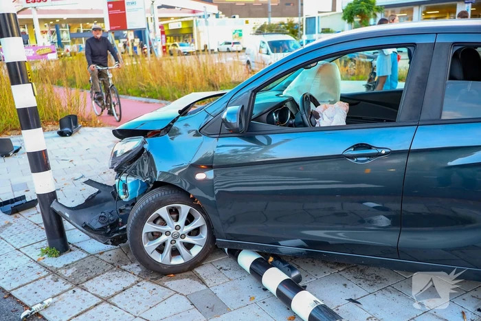 Bestuurder vlucht na ongeval met hoge snelheid