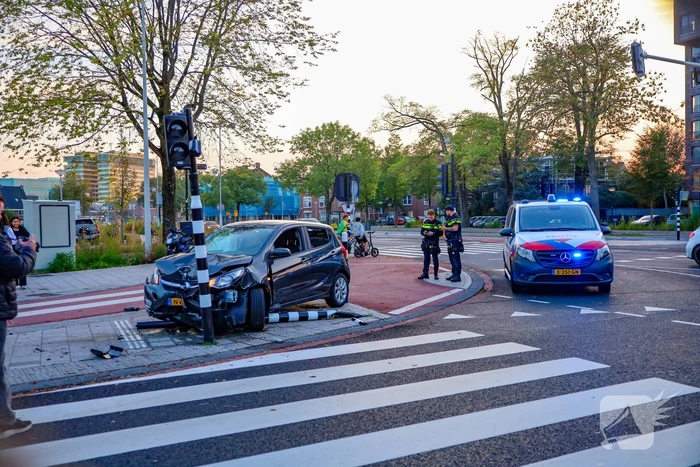 Bestuurder vlucht na ongeval met hoge snelheid
