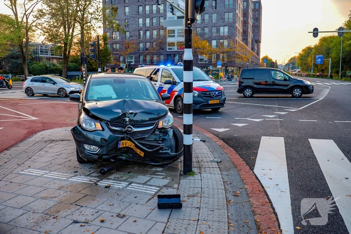 Bestuurder vlucht na ongeval met hoge snelheid