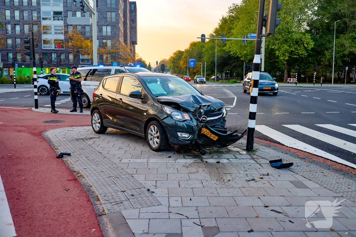 Bestuurder vlucht na ongeval met hoge snelheid