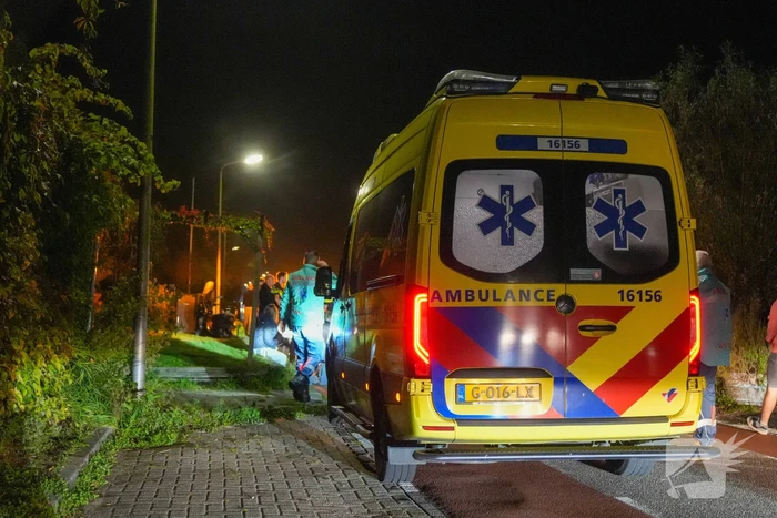Verkeersongeval tussen auto en scooter na inhaalactie