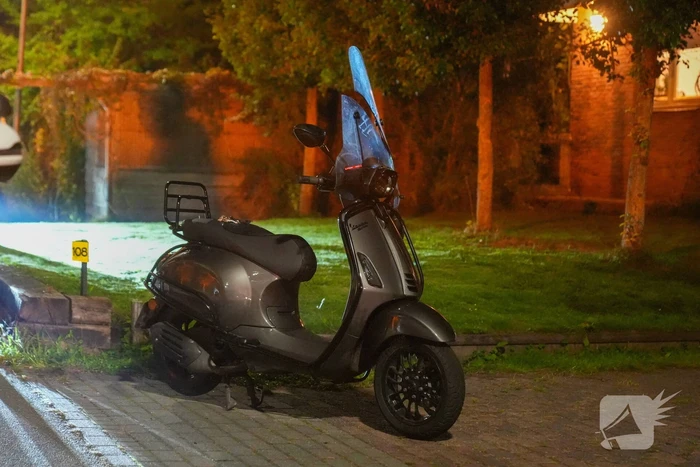 Verkeersongeval tussen auto en scooter na inhaalactie