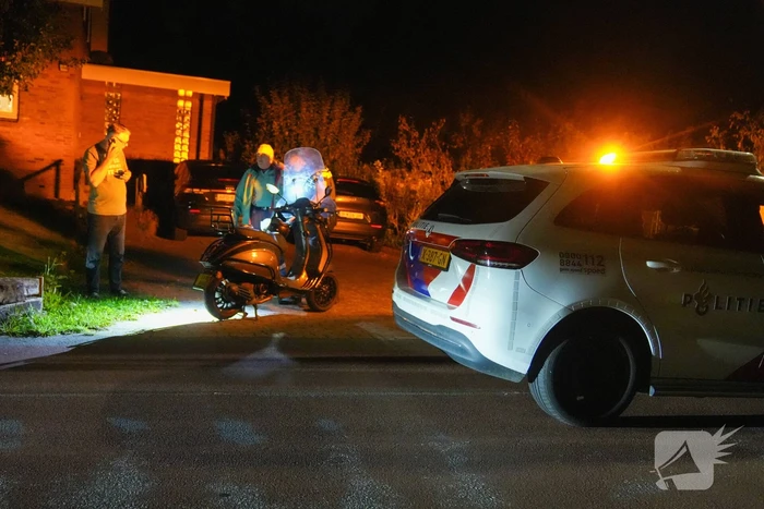 Verkeersongeval tussen auto en scooter na inhaalactie
