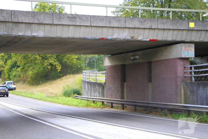 Vrachtwagen rijdt door na aanrijding bij brug