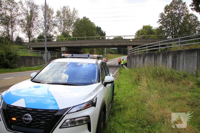 Vrachtwagen rijdt door na aanrijding bij brug