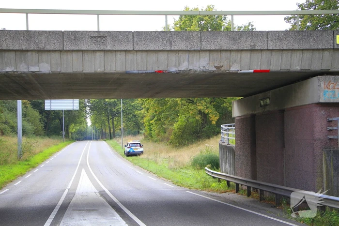 Vrachtwagen rijdt door na aanrijding bij brug