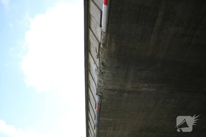 Vrachtwagen rijdt door na aanrijding bij brug