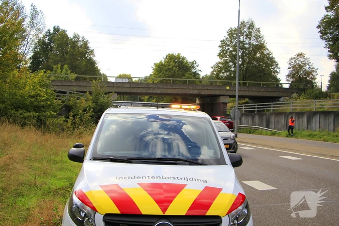 Vrachtwagen rijdt door na aanrijding bij brug