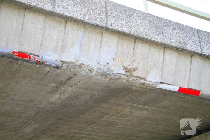 Vrachtwagen rijdt door na aanrijding bij brug