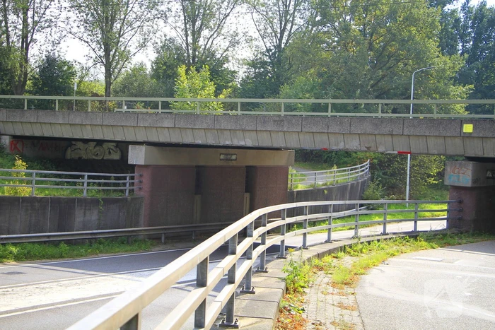 Vrachtwagen rijdt door na aanrijding bij brug