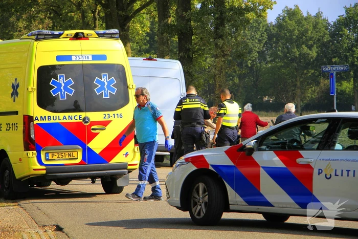 Scooter gewond bij aanrijding met busje