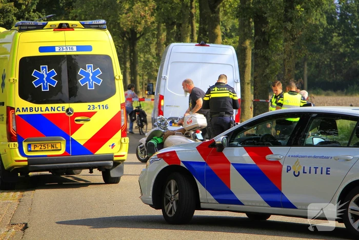 Scooter gewond bij aanrijding met busje