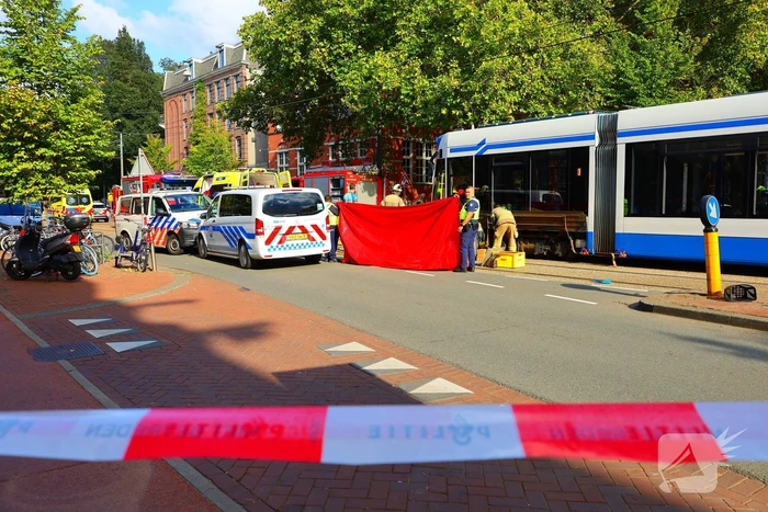 Persoon bekneld onder tram na aanrijding