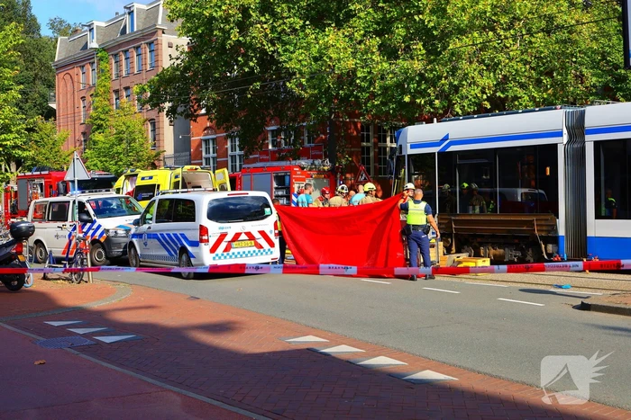 Persoon bekneld onder tram na aanrijding