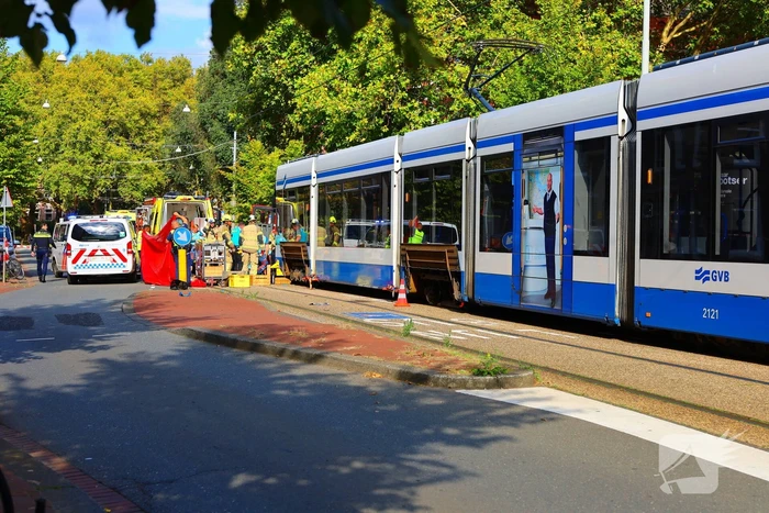 Persoon bekneld onder tram na aanrijding