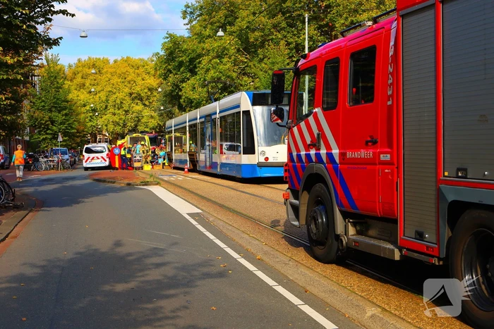 Persoon bekneld onder tram na aanrijding
