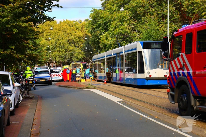 Persoon bekneld onder tram na aanrijding