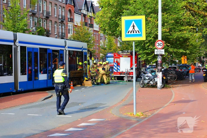 Persoon bekneld onder tram na aanrijding