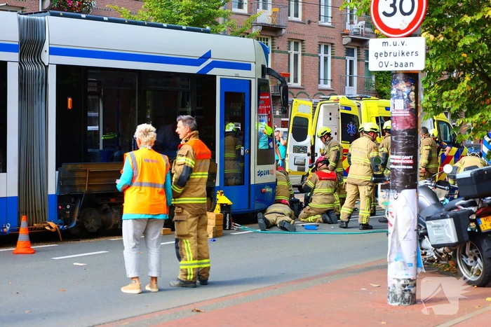 Persoon bekneld onder tram na aanrijding