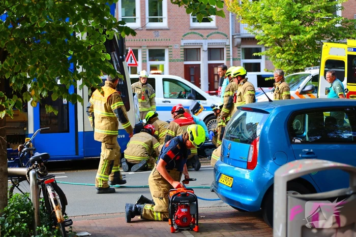 Persoon bekneld onder tram na aanrijding