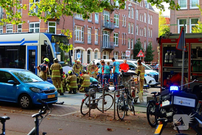 Persoon bekneld onder tram na aanrijding