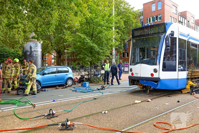 Persoon bekneld onder tram na aanrijding