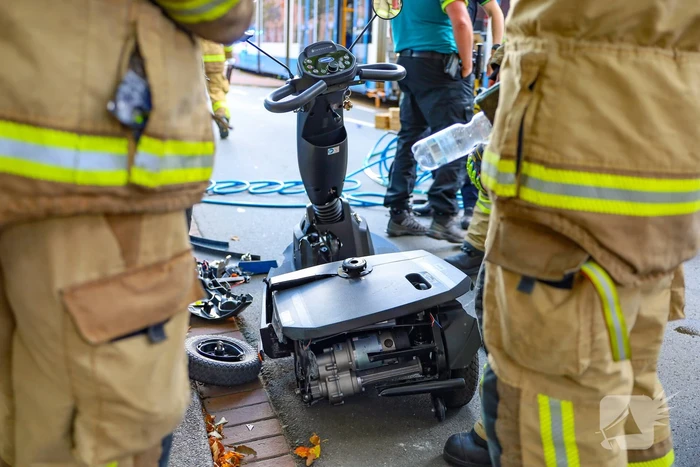 Persoon bekneld onder tram na aanrijding