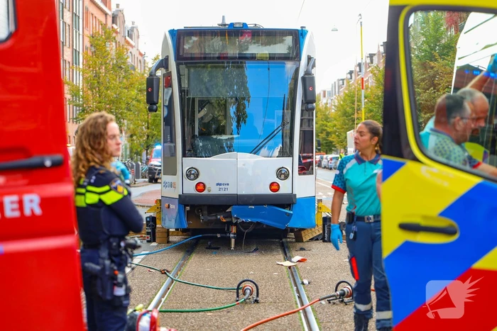 Persoon bekneld onder tram na aanrijding