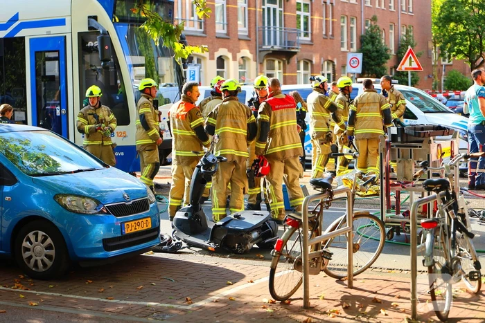 Persoon bekneld onder tram na aanrijding