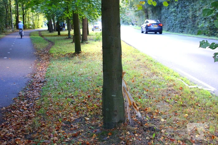 Bestuurder rijdt lantaarnpaal uit de grond bij ongeval