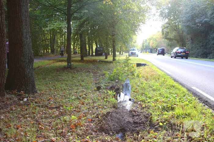 Bestuurder rijdt lantaarnpaal uit de grond bij ongeval