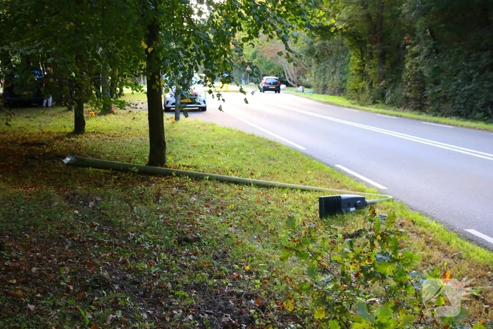 Bestuurder rijdt lantaarnpaal uit de grond bij ongeval