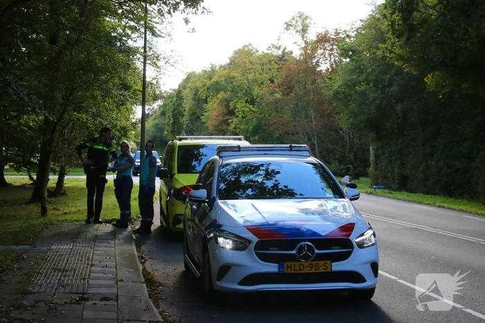 Bestuurder rijdt lantaarnpaal uit de grond bij ongeval