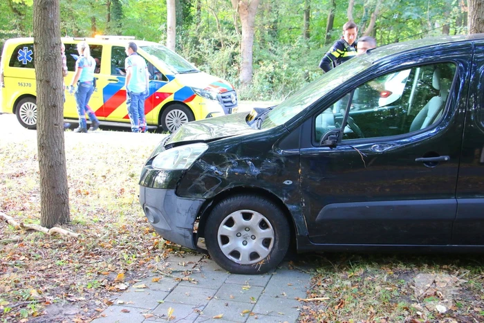 Bestuurder rijdt lantaarnpaal uit de grond bij ongeval