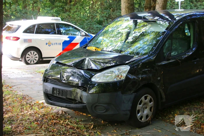Bestuurder rijdt lantaarnpaal uit de grond bij ongeval