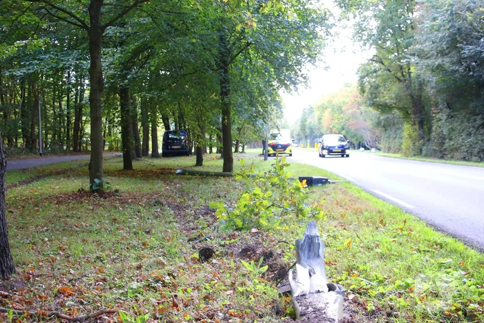 Bestuurder rijdt lantaarnpaal uit de grond bij ongeval