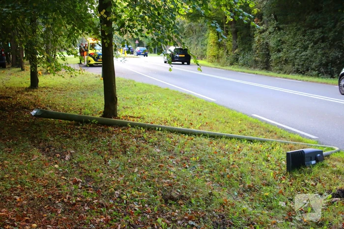 Bestuurder rijdt lantaarnpaal uit de grond bij ongeval