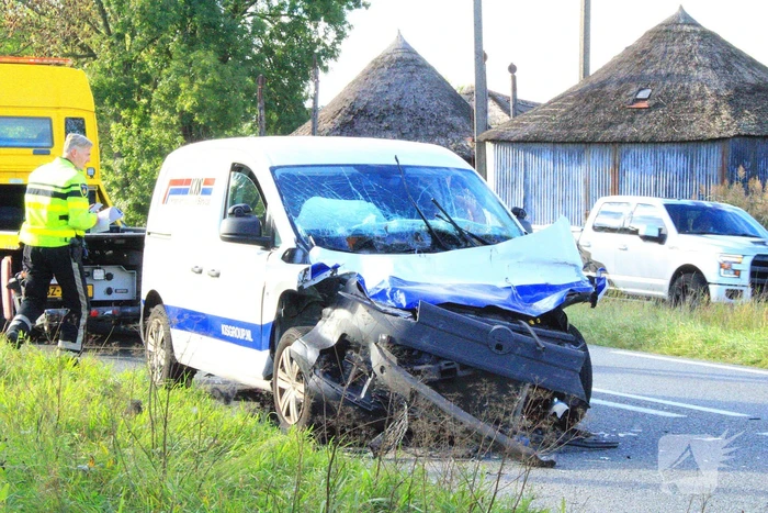 Bestelbus botst op vrachtwagen