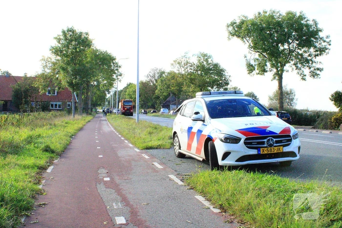 Bestelbus botst op vrachtwagen