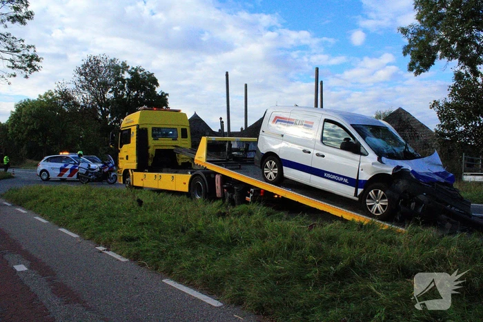 Bestelbus botst op vrachtwagen