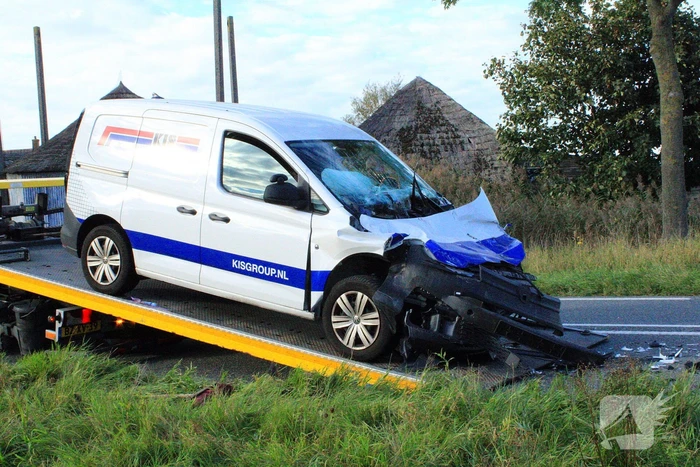 Bestelbus botst op vrachtwagen