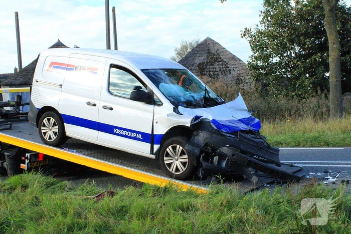 Bestelbus botst op vrachtwagen