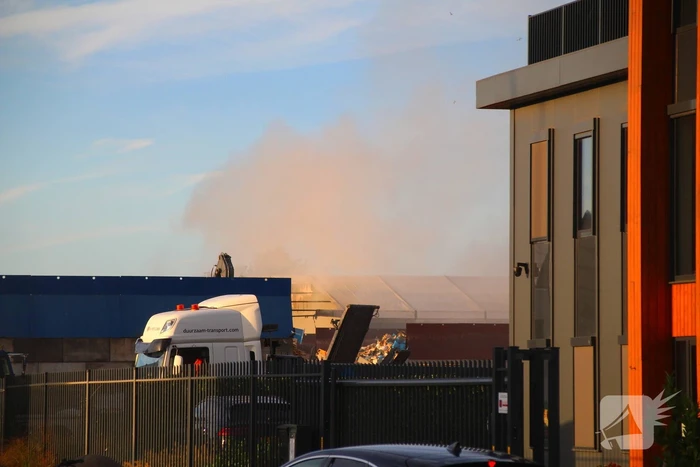 Brand bij afvalverwerkingsbedrijf zorgt voor flinke rookontwikkeling