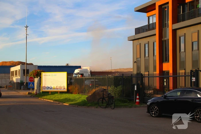 Brand bij afvalverwerkingsbedrijf zorgt voor flinke rookontwikkeling