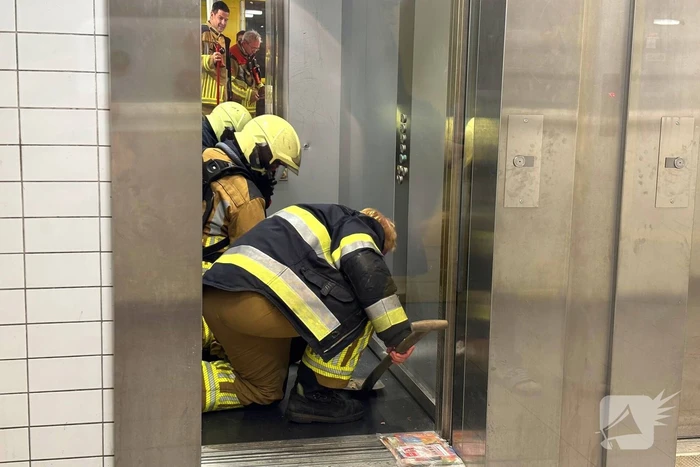 Sterke terpentine lucht in liftschachten te ruiken