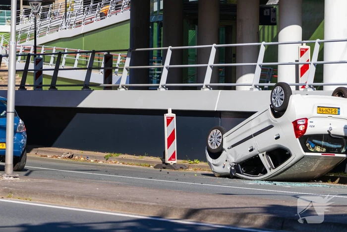 Auto botst achterop voertuig met kind erin