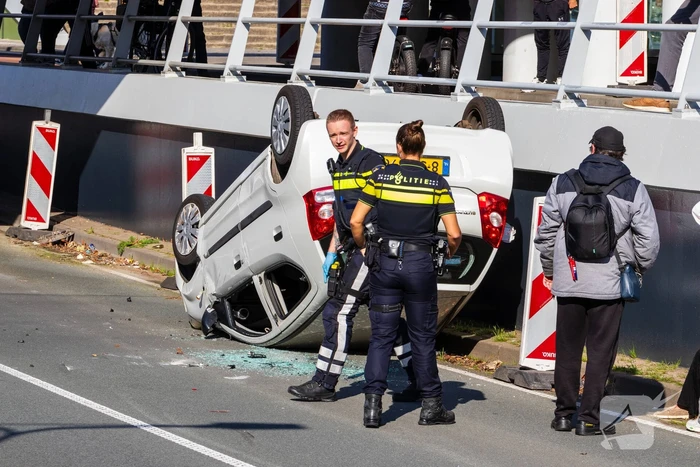 Auto botst achterop voertuig met kind erin