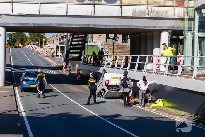 Auto botst achterop voertuig met kind erin
